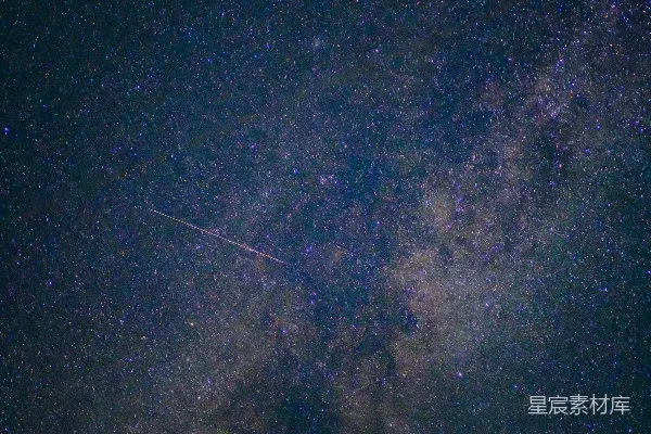 高清摄影 璀璨星空下的流星