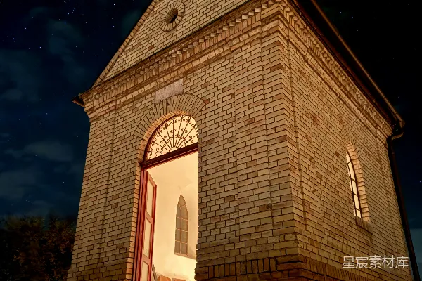 高清摄影 夜晚的教堂：星空中的一抹温暖
