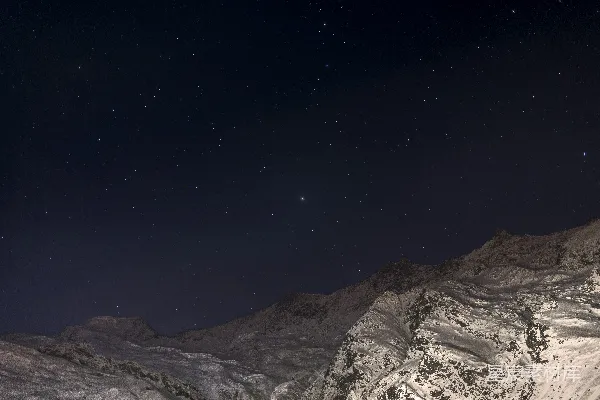高清摄影 雪峰下的星空