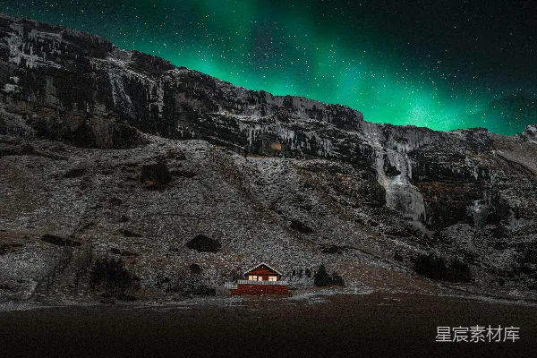 高清摄影 极光下的雪山小屋