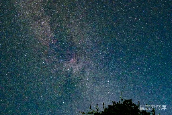 高清摄影 夜空下的银河与流星