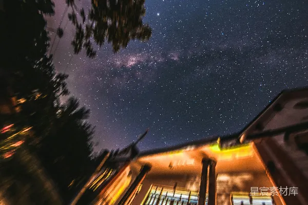 高清摄影 夜空下的建筑与银河