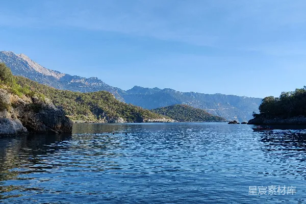 高清摄影 平静的湖面与远处的山脉