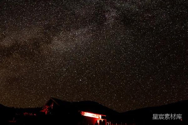 高清摄影 夜空下的静谧小屋