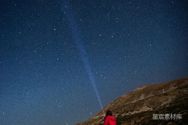 高清摄影 仰望星空的旅人