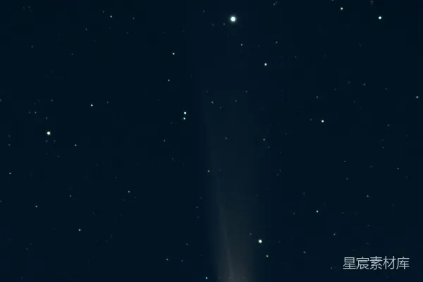 高清摄影 彗星夜空下的神秘光辉
