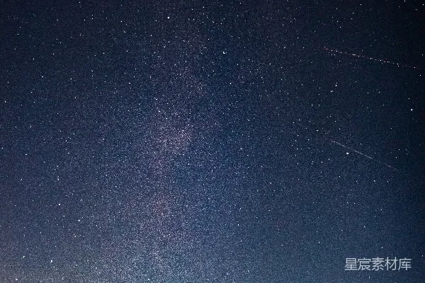 高清摄影 夜空下的银河与流星
