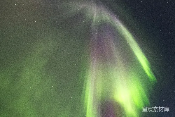 高清摄影 极光之夜：璀璨的绿色与紫色光带