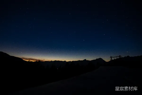 高清摄影 夜空下的山脉