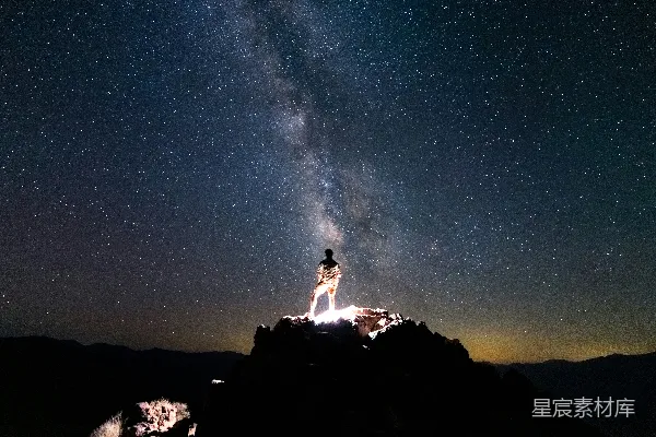 高清摄影 仰望星空的旅人