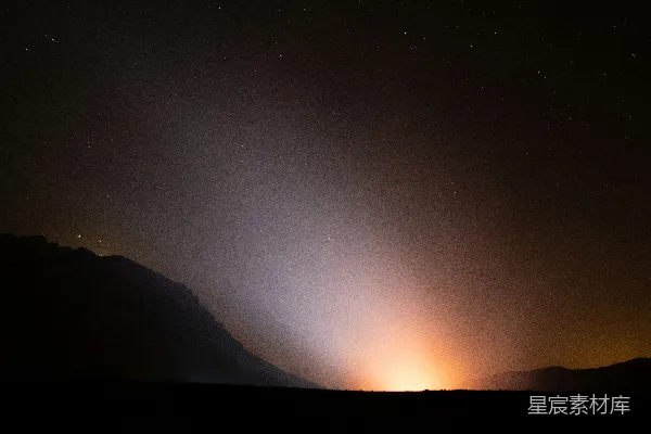高清摄影 夜空下的山影与星河