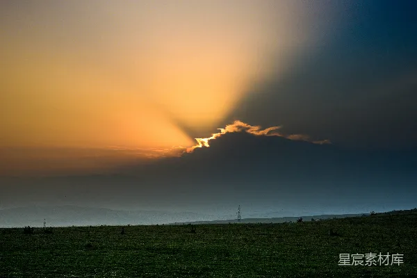 高清摄影 夕阳西下，云层中的金光