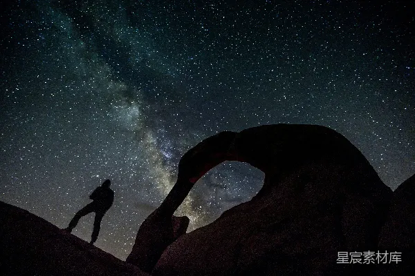 高清摄影 星河下的自然拱门
