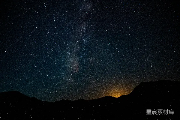 高清摄影 星河夜空下的山峦