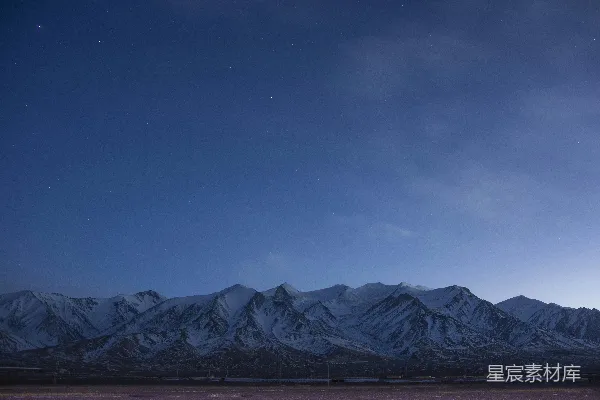 高清摄影 雪山下的宁静夜空