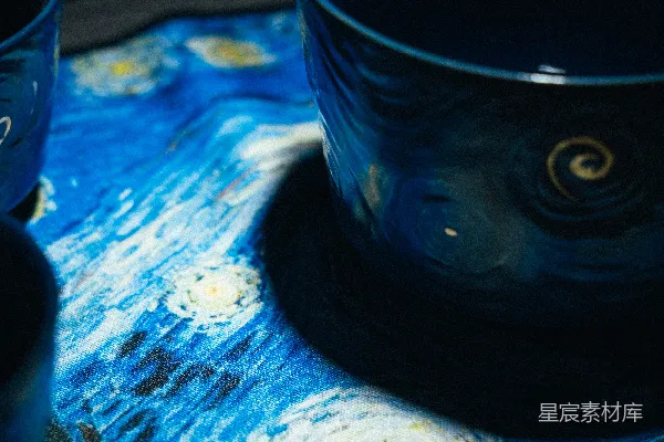 高清摄影 蓝色星空主题的咖啡杯与桌布