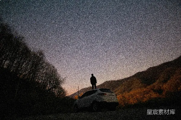 高清摄影 夜幕下的旅者与星河