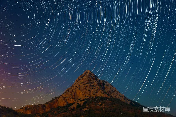 高清摄影 星轨下的山峰