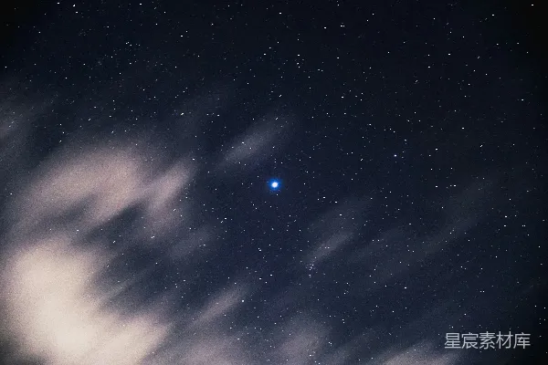 高清摄影 夜空中的星星与云层
