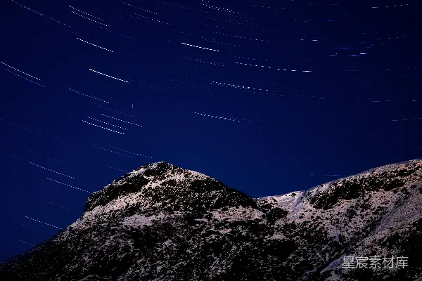 高清摄影 雪山下的星空轨迹