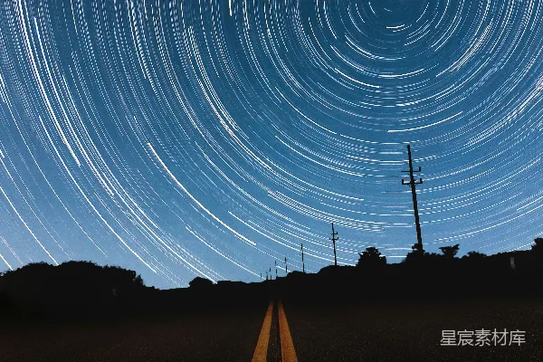 高清摄影 星轨与夜空下的孤独公路