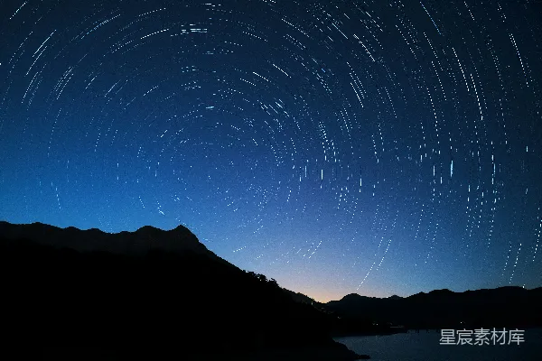 高清摄影 银河旋转星空下的山影