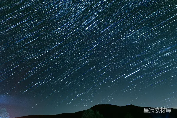 高清摄影 银河星空下的宁静山景