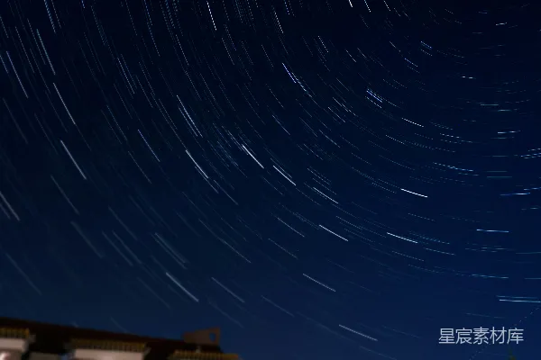 高清摄影 星空轨迹下的静谧夜晚