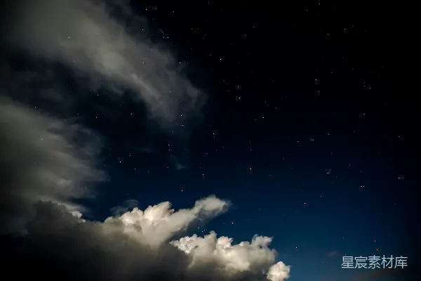 高清摄影 夜空中的云与星星