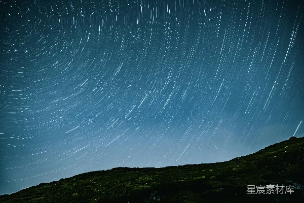 高清摄影 星轨下的山丘