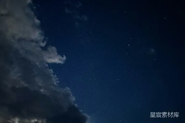 高清摄影 夜空中闪烁的星辰与云层