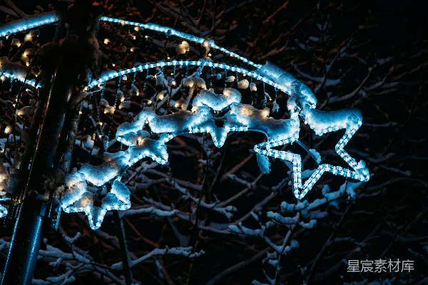 高清摄影 冬夜雪中的灯光装饰