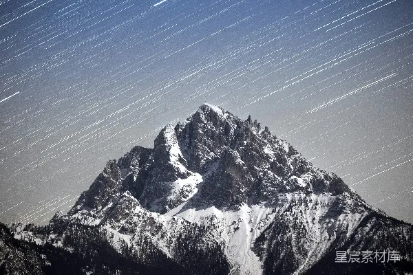 高清摄影 星轨下的雪山