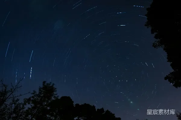高清摄影 星轨与夜空的静谧之美