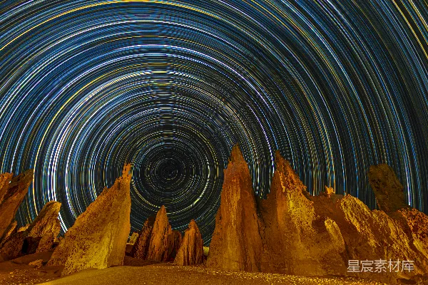 高清摄影 星轨下的岩石森林