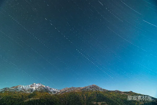 高清摄影 星轨下的山峰