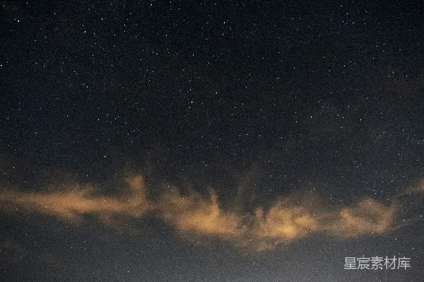 高清摄影 夜空中闪烁的星星与云朵