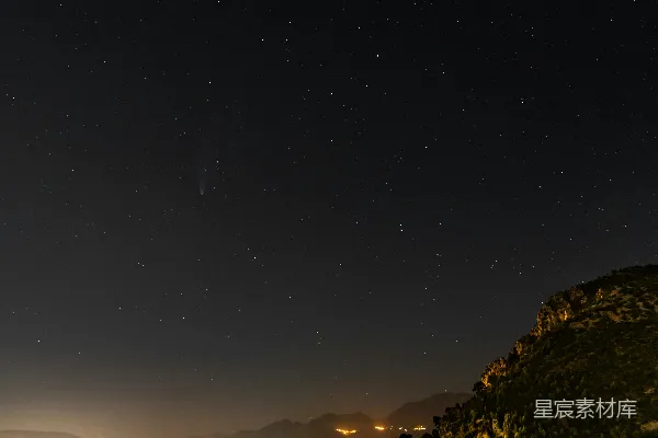 高清摄影 夜空中的流星与山景