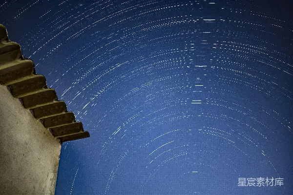 高清摄影 星轨与古建筑的静谧夜晚