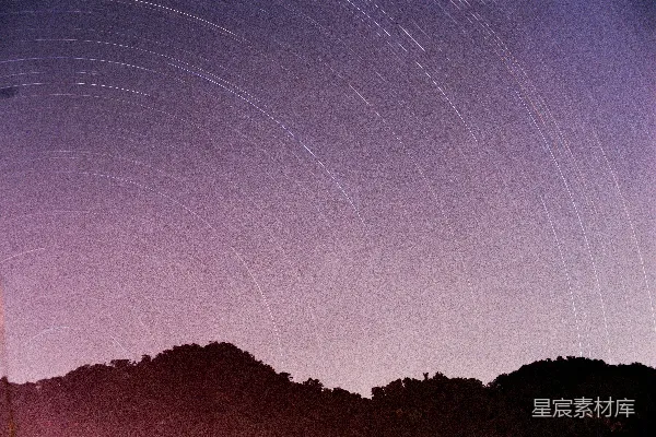 高清摄影 星轨下的静谧夜空