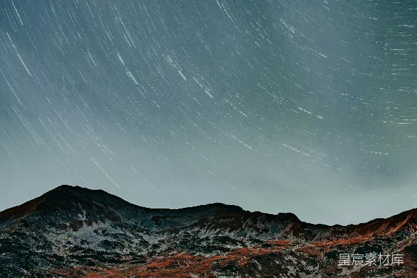 高清摄影 星轨下的静谧山湖