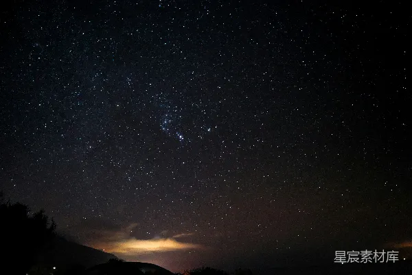高清摄影 璀璨星河下的宁静夜晚