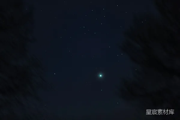 高清摄影 夜空中神秘的彗星