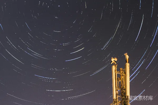 高清摄影 夜空中星轨与通信塔