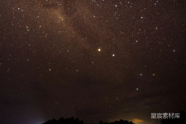 高清摄影 夜空中繁星点点的宁静湖景