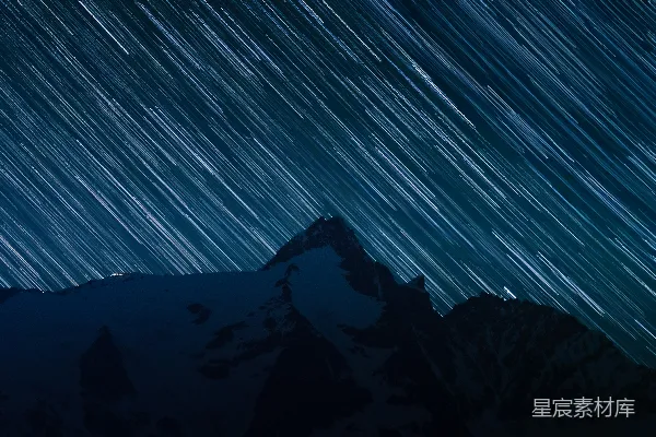 高清摄影 星轨下的雪山