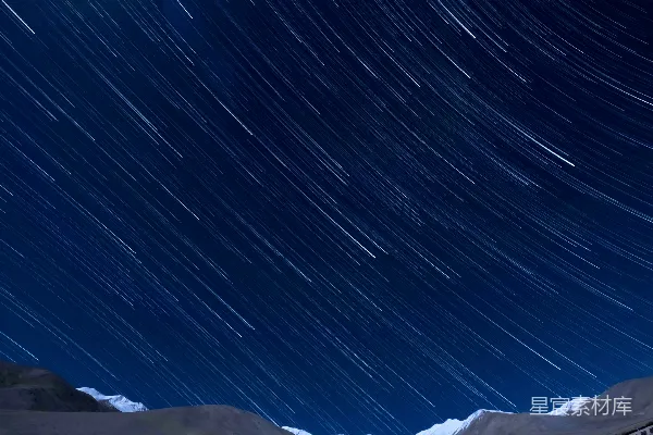 高清摄影 星轨下的静谧夜空