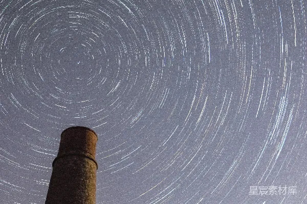 高清摄影 烟囱下的星空轨迹