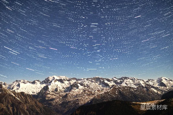 高清摄影 雪山下的星空轨迹
