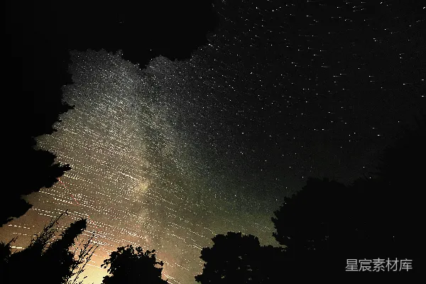 高清摄影 夜空中的银河与星轨